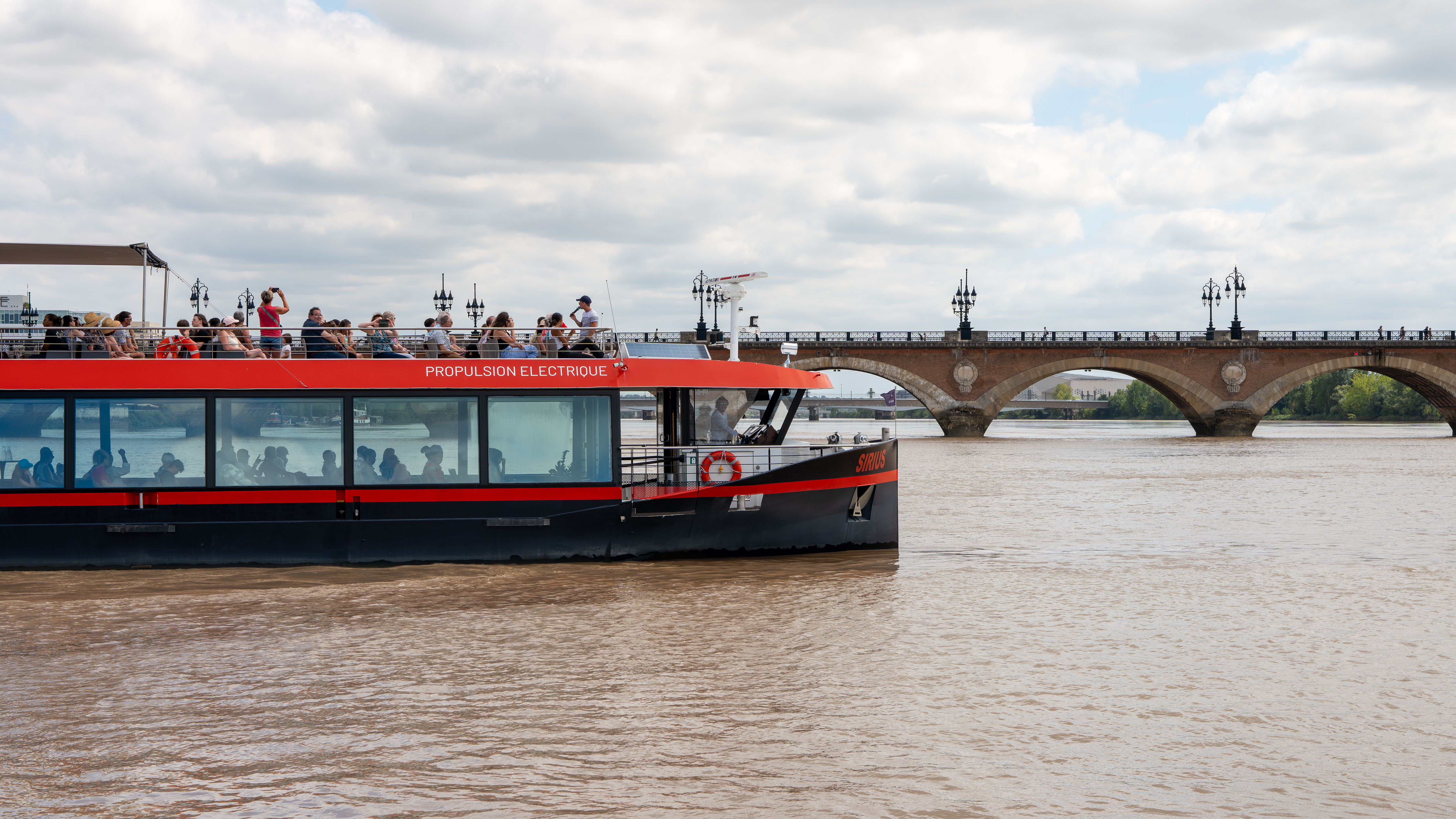 Sirius devant le pont de Pierre à Bordeaux