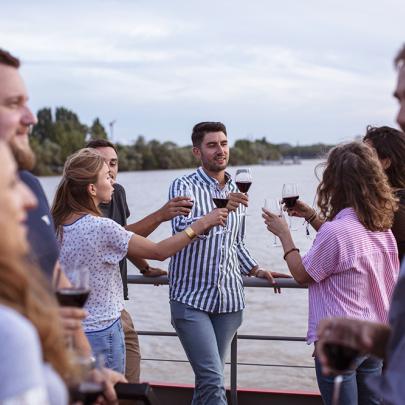 Croisière Apéro à Bordeaux - discussion entre amis