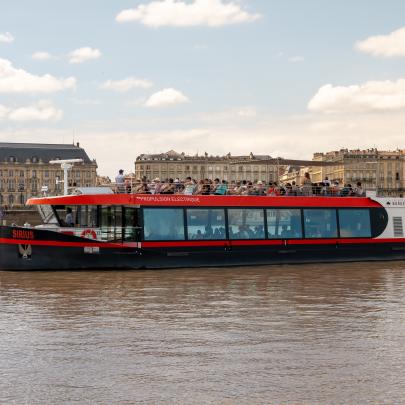 Sirius devant la place de la Bourse à Bordeaux