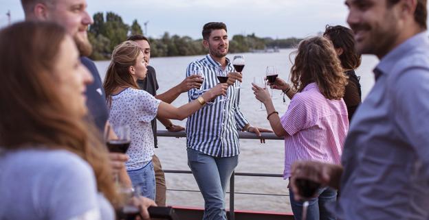 Croisière Apéro à Bordeaux - discussion entre amis