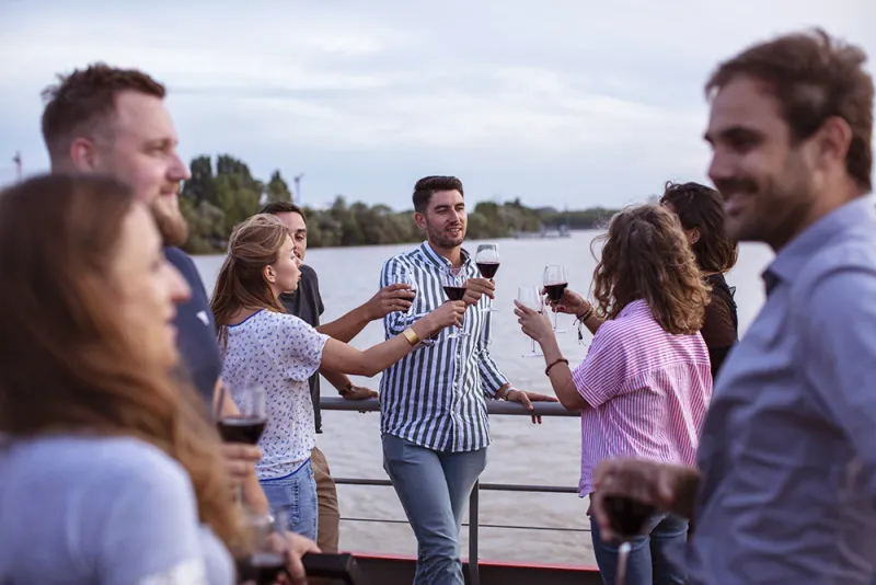 Croisière Apéro à Bordeaux - discussion entre amis