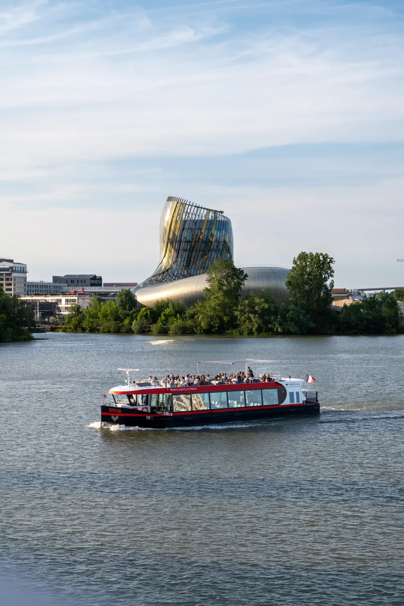 Sirius devant la cité du Vin à Bordeaux