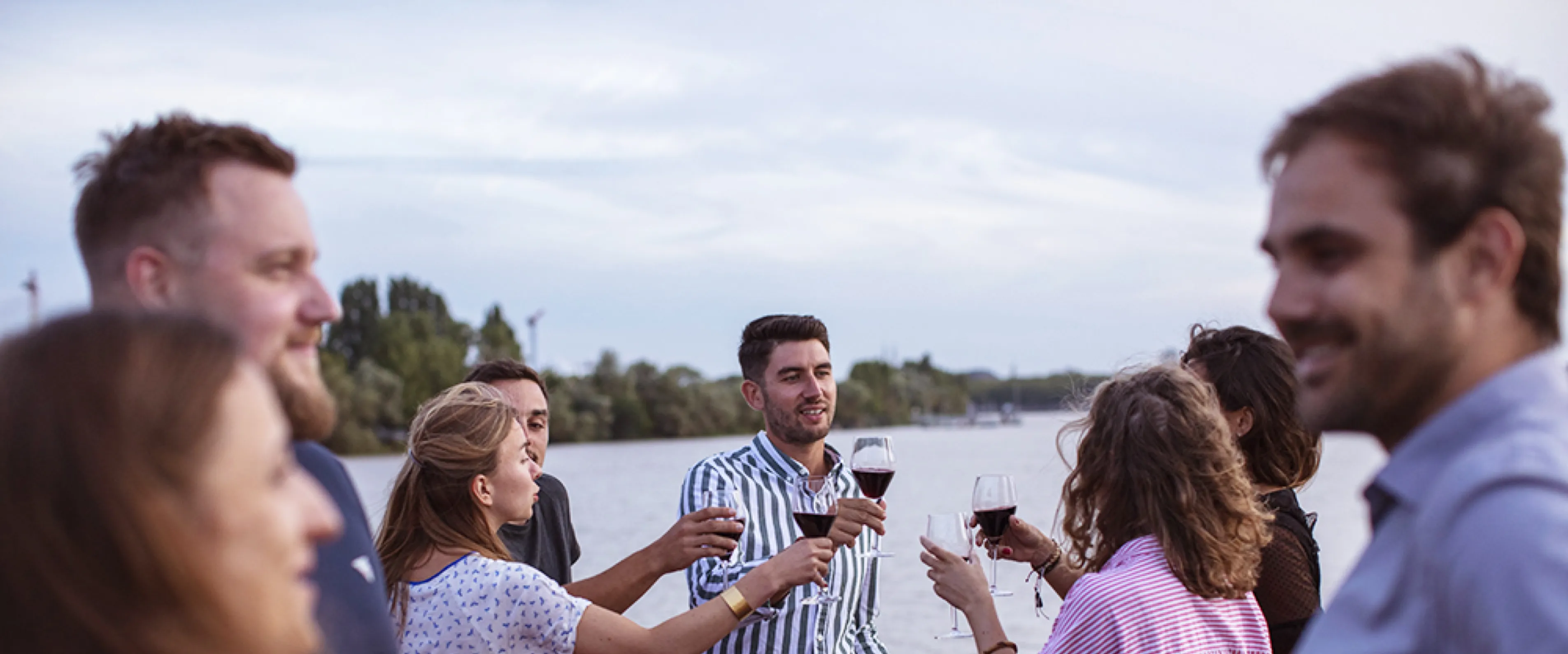 Croisière Apéro à Bordeaux - discussion entre amis